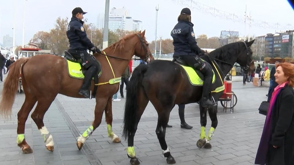 Taksim Meydanı'nda atlı birliklere yoğun ilgi