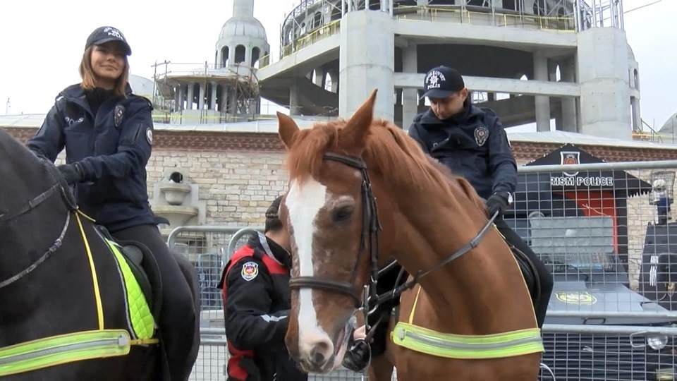 Taksim Meydanı'nda atlı birliklere yoğun ilgi