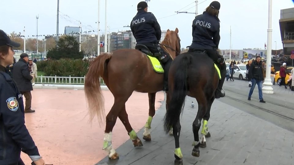 Taksim Meydanı'nda atlı birliklere yoğun ilgi