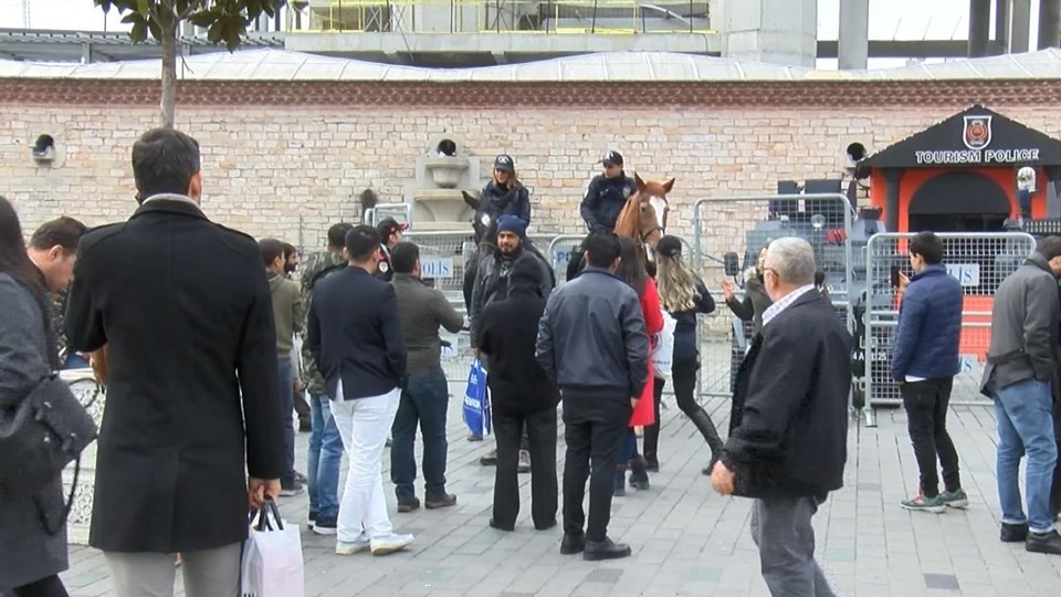 Taksim Meydanı'nda atlı birliklere yoğun ilgi