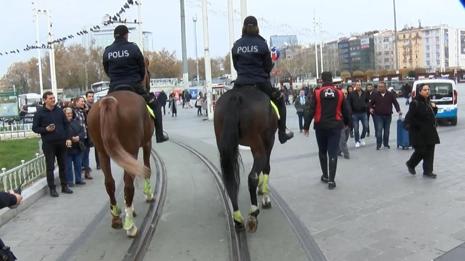 Taksim Meydanı'nda atlı birliklere yoğun ilgi