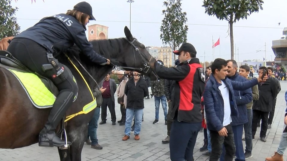 Taksim Meydanı'nda atlı birliklere yoğun ilgi