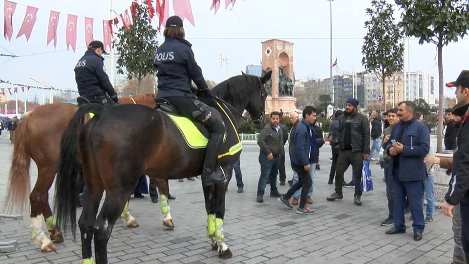 Taksim Meydanı'nda atlı birliklere yoğun ilgi