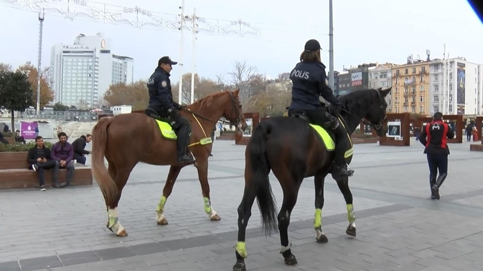 Taksim Meydanı'nda atlı birliklere yoğun ilgi