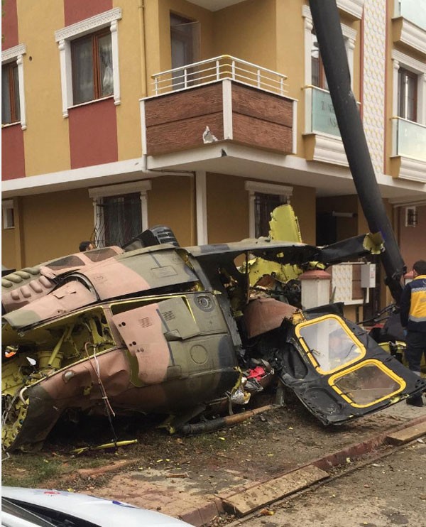 Sancaktepe'de helikopter düştü