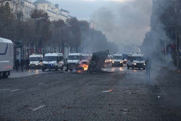 Dmitri Peskov'un kızı Paris'teki eylemlere katıldı