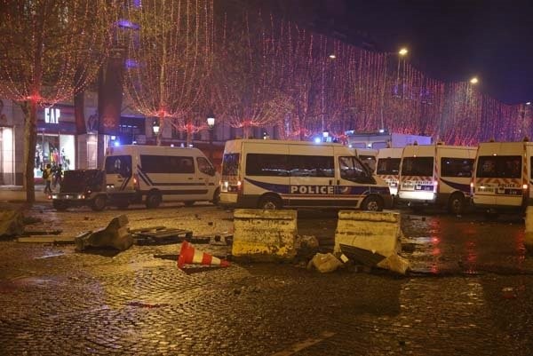 Dmitri Peskov'un kızı Paris'teki eylemlere katıldı