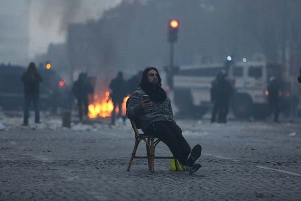 Dmitri Peskov'un kızı Paris'teki eylemlere katıldı