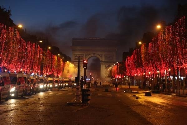 Dmitri Peskov'un kızı Paris'teki eylemlere katıldı