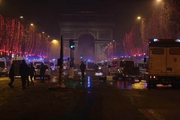 Dmitri Peskov'un kızı Paris'teki eylemlere katıldı