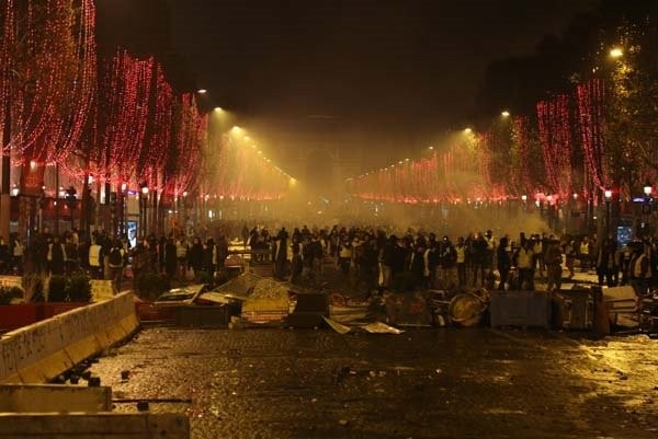 Dmitri Peskov'un kızı Paris'teki eylemlere katıldı