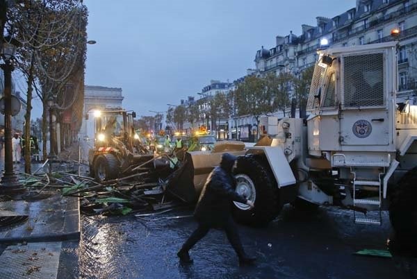 Dmitri Peskov'un kızı Paris'teki eylemlere katıldı