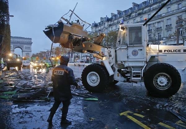 Dmitri Peskov'un kızı Paris'teki eylemlere katıldı