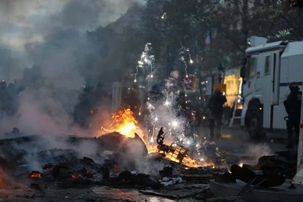 Dmitri Peskov'un kızı Paris'teki eylemlere katıldı