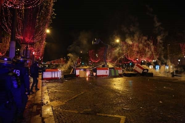 Dmitri Peskov'un kızı Paris'teki eylemlere katıldı