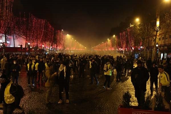 Dmitri Peskov'un kızı Paris'teki eylemlere katıldı