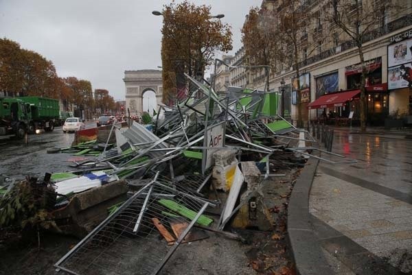 Dmitri Peskov'un kızı Paris'teki eylemlere katıldı