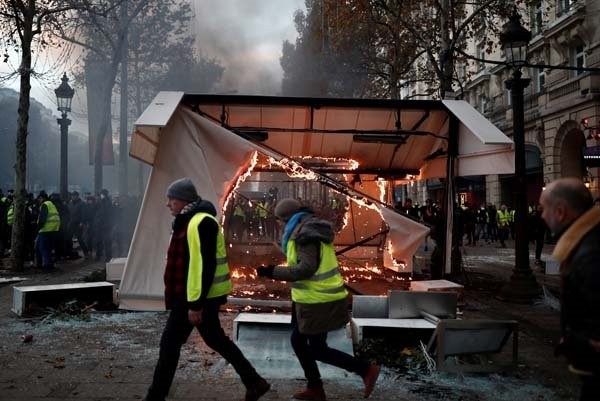 Dmitri Peskov'un kızı Paris'teki eylemlere katıldı