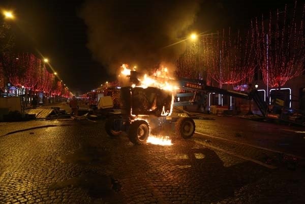 Dmitri Peskov'un kızı Paris'teki eylemlere katıldı