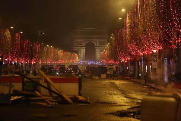 Dmitri Peskov'un kızı Paris'teki eylemlere katıldı