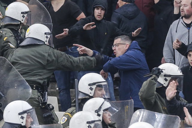 Yunanistan'da Ajax taraftarlarına polis dayağı