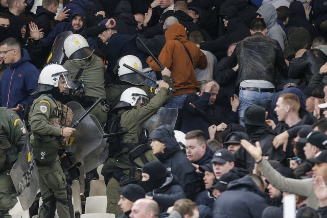 Yunanistan'da Ajax taraftarlarına polis dayağı