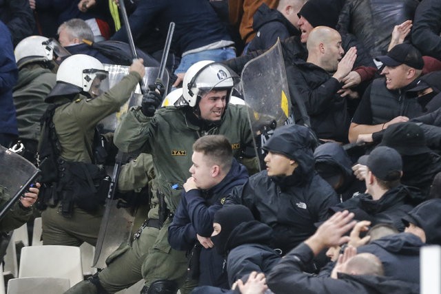 Yunanistan'da Ajax taraftarlarına polis dayağı