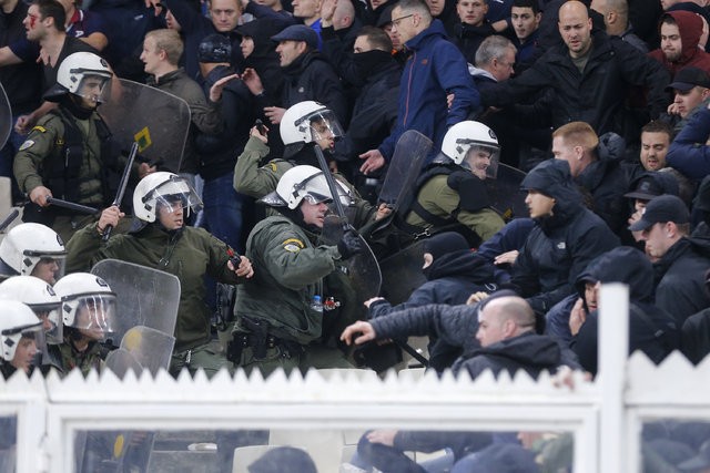 Yunanistan'da Ajax taraftarlarına polis dayağı