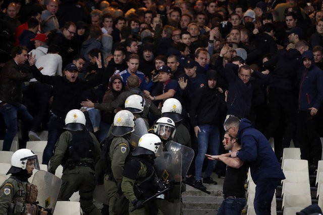 Yunanistan'da Ajax taraftarlarına polis dayağı