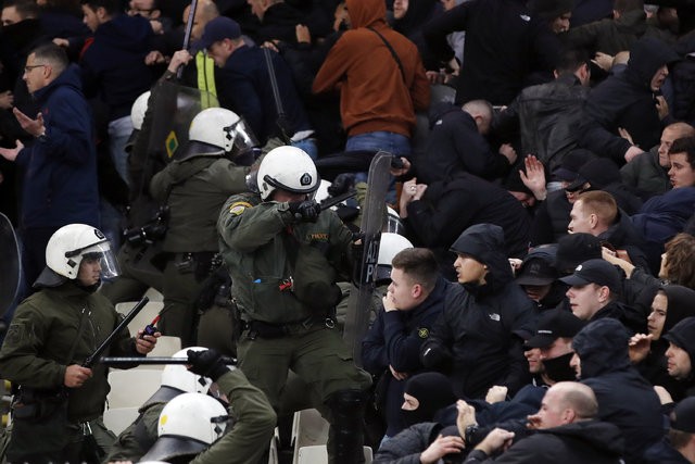 Yunanistan'da Ajax taraftarlarına polis dayağı