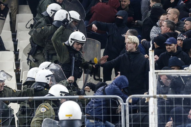 Yunanistan'da Ajax taraftarlarına polis dayağı