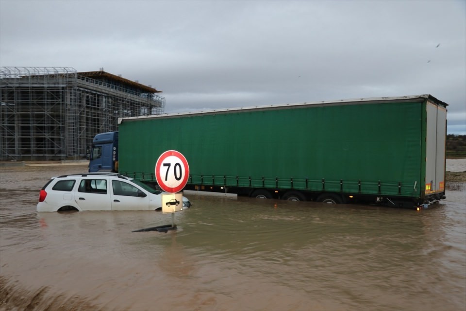 Edirne yağmura teslim oldu! Camlardan atladılar