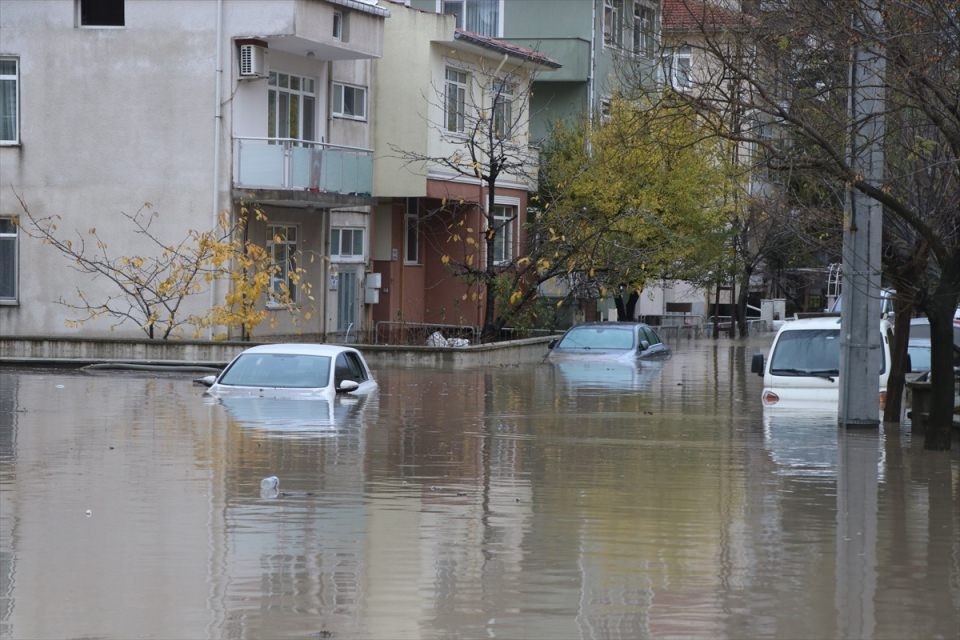 Edirne yağmura teslim oldu! Camlardan atladılar