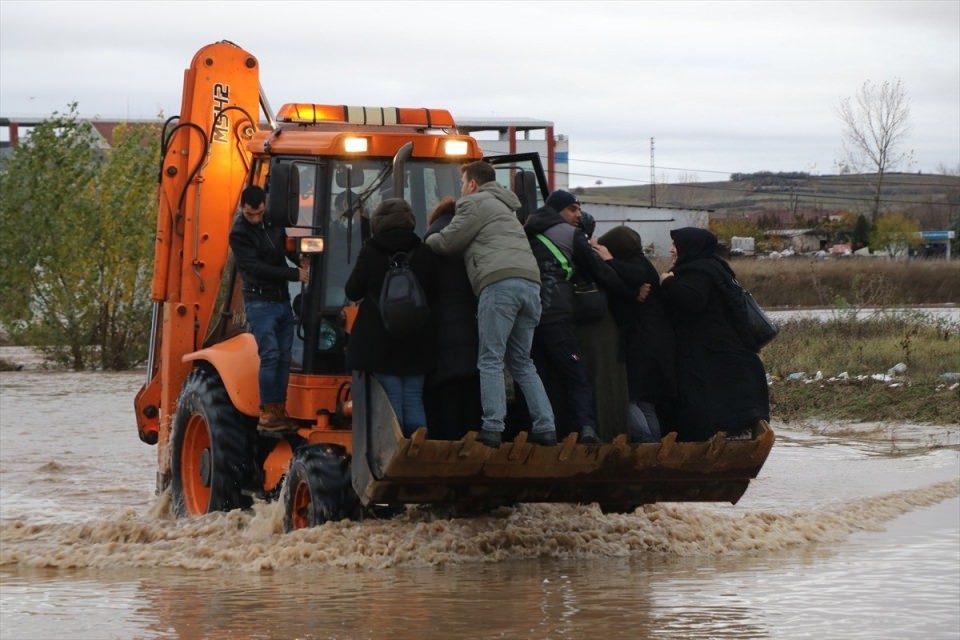 Edirne yağmura teslim oldu! Camlardan atladılar