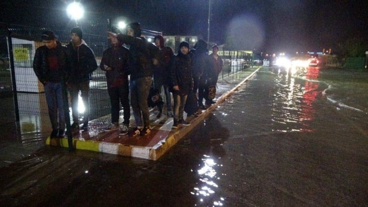 Edirne yağmura teslim oldu! Camlardan atladılar