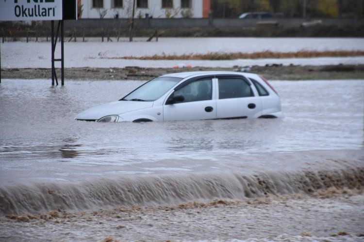 Edirne yağmura teslim oldu! Camlardan atladılar