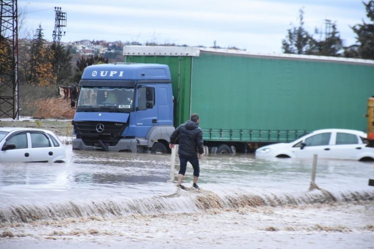 Edirne yağmura teslim oldu! Camlardan atladılar