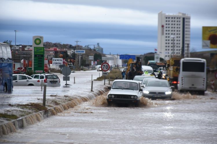 Edirne yağmura teslim oldu! Camlardan atladılar