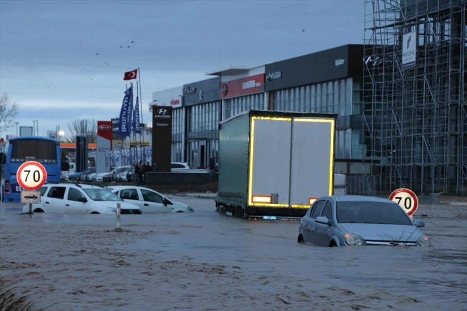 Edirne yağmura teslim oldu! Camlardan atladılar