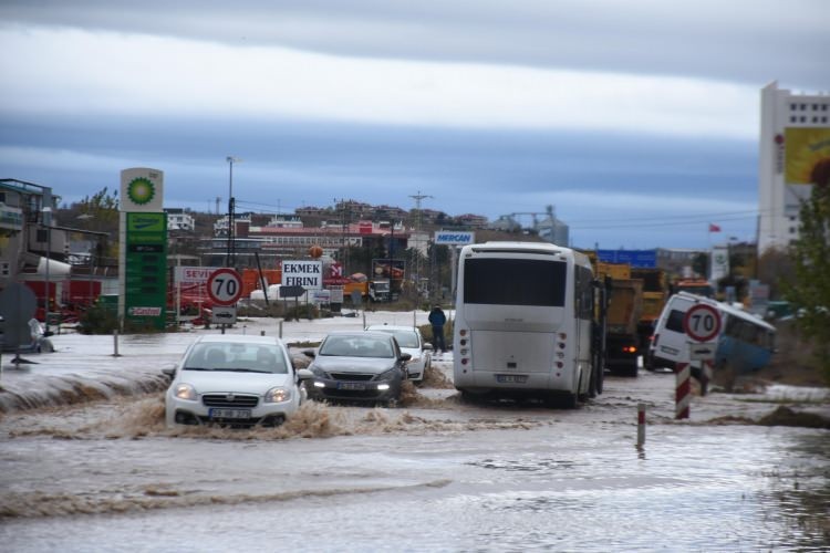 Edirne yağmura teslim oldu! Camlardan atladılar