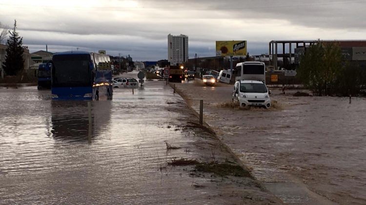 Edirne yağmura teslim oldu! Camlardan atladılar