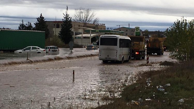 Edirne yağmura teslim oldu! Camlardan atladılar