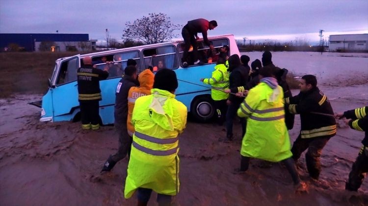 Edirne yağmura teslim oldu! Camlardan atladılar