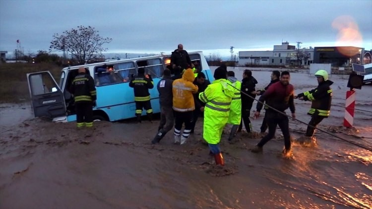 Edirne yağmura teslim oldu! Camlardan atladılar