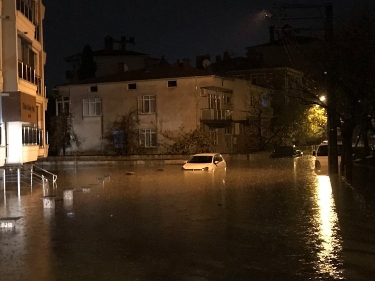 Edirne yağmura teslim oldu! Camlardan atladılar