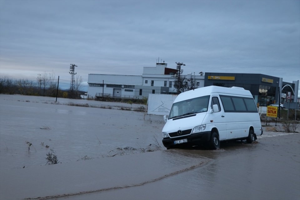 Edirne yağmura teslim oldu! Camlardan atladılar