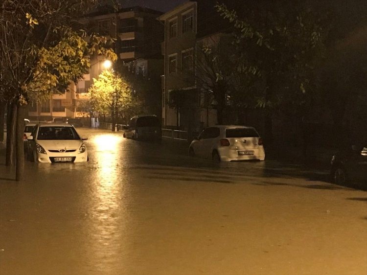 Edirne yağmura teslim oldu! Camlardan atladılar