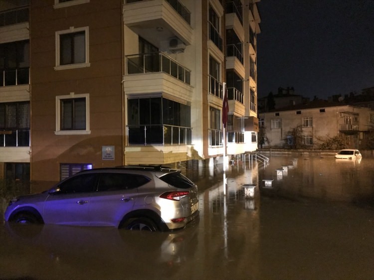 Edirne yağmura teslim oldu! Camlardan atladılar