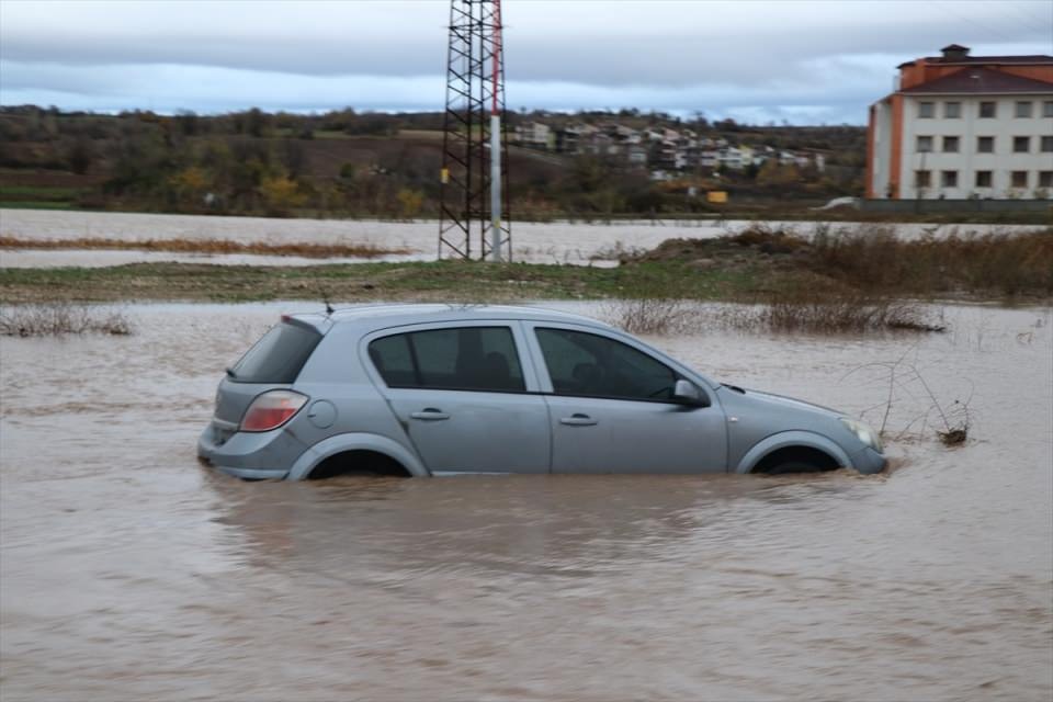 Edirne yağmura teslim oldu! Camlardan atladılar