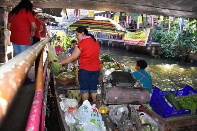 Tayland'ın sıra dışı yüzen pazarları